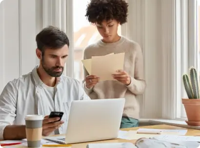 Junge Anlegerin informiert sich über Krypto-Sicherheit