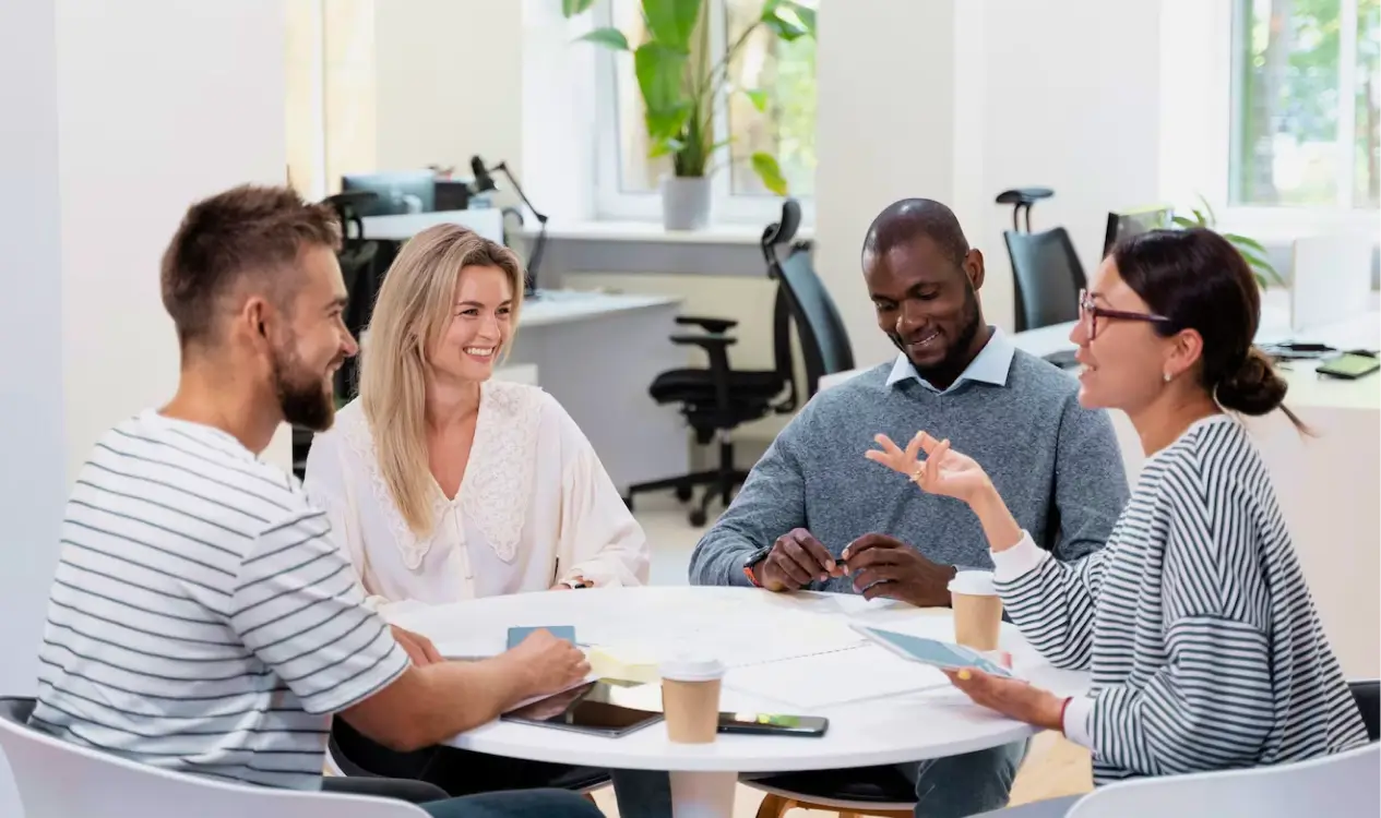 Gruppe diskutiert sichere Anlagestrategien